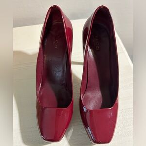 Gucci classic pumps: burgundy wine